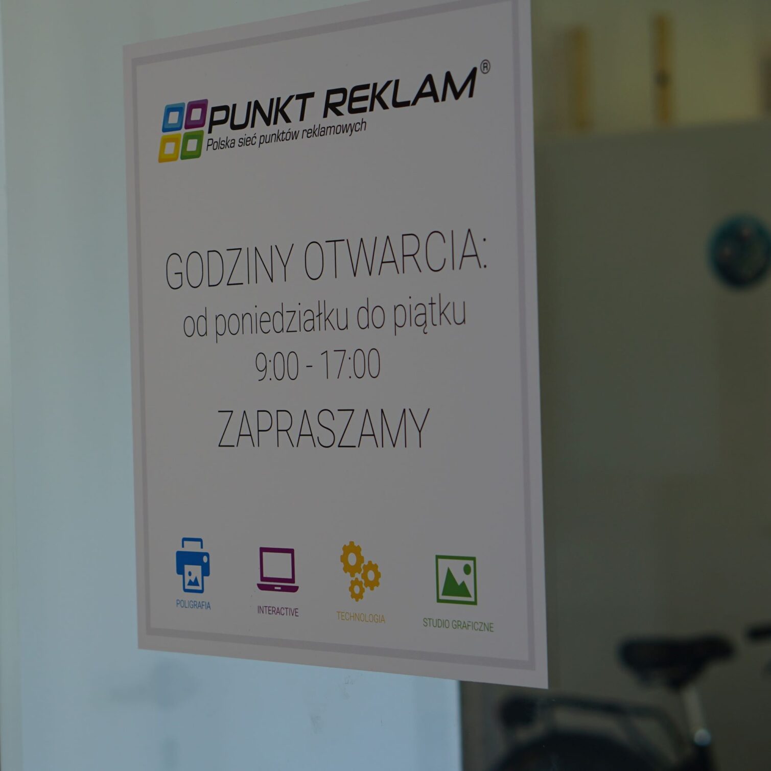 Naklejka-z-godzinami-otwarcia-na-witrynę Naklejka z godzinami otwarcia