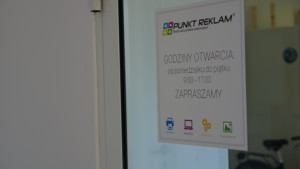 Naklejka z godzinami otwarcia na witrynę druk naklejek